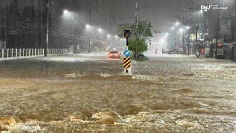 rainkornor's tweet image. ข่าวไม่ควรจะเงียบขนาดนี้เลยอ่ะ ฝนยังตกอยู่ตลอดเลย น้ำท่วมขนาดนี้แล้ว ยังมีคนที่เขายังออกจากบ้านไม่ได้ต้องการความช่วยเหลืออยู่ ฝากทุกคนดันแท็กกระจายข่าวค่ะ ขอให้ทุกคนที่อยู่หาดใหญ่ปลอดภัยนะคะ สถานการณ์กลับมาดีขึ้นไวๆ

#น้ําท่วมหาดใหญ่