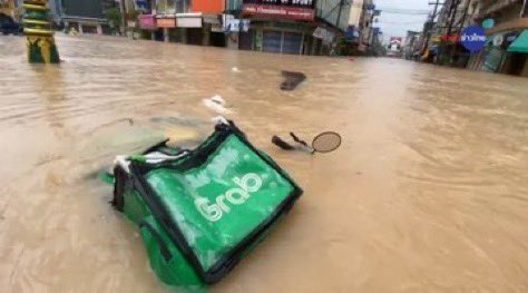 rainkornor's tweet image. ข่าวไม่ควรจะเงียบขนาดนี้เลยอ่ะ ฝนยังตกอยู่ตลอดเลย น้ำท่วมขนาดนี้แล้ว ยังมีคนที่เขายังออกจากบ้านไม่ได้ต้องการความช่วยเหลืออยู่ ฝากทุกคนดันแท็กกระจายข่าวค่ะ ขอให้ทุกคนที่อยู่หาดใหญ่ปลอดภัยนะคะ สถานการณ์กลับมาดีขึ้นไวๆ

#น้ําท่วมหาดใหญ่