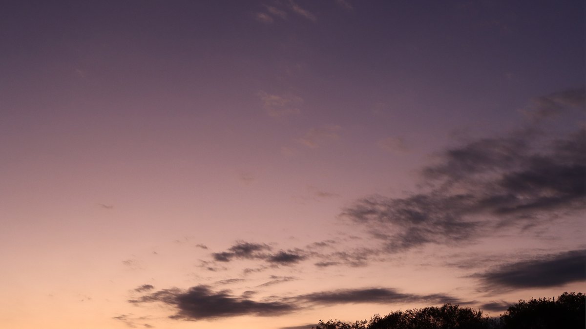 今日の夕空? 日没後、夕焼け色の空の上に きれいな紫色が現れたよ 