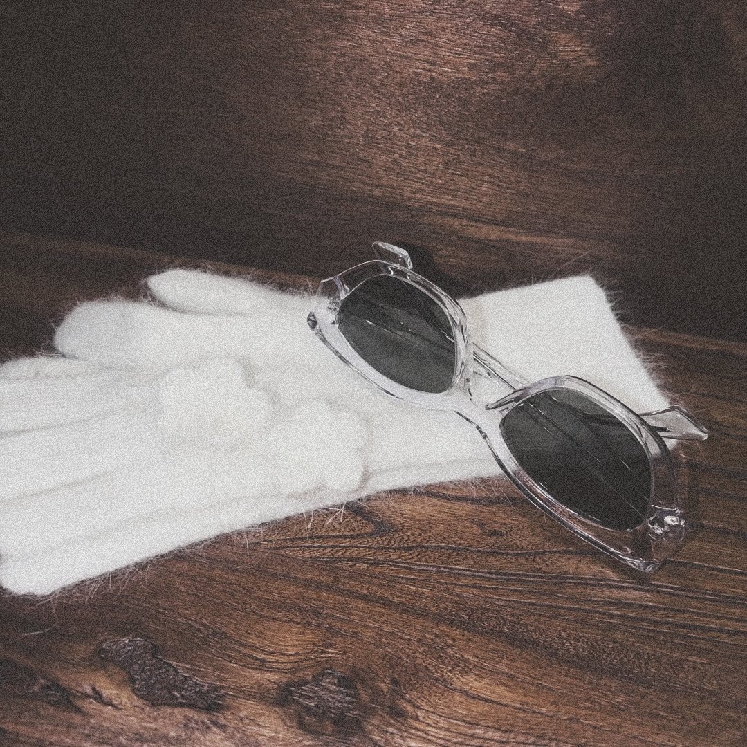 ssoheeq's tweet image. ` luxury in the details — the warmth of the coat, the softness of the gloves, the clarity of the lenses, &amp;amp;&amp;amp; the feminine confidence woven through it all.☆