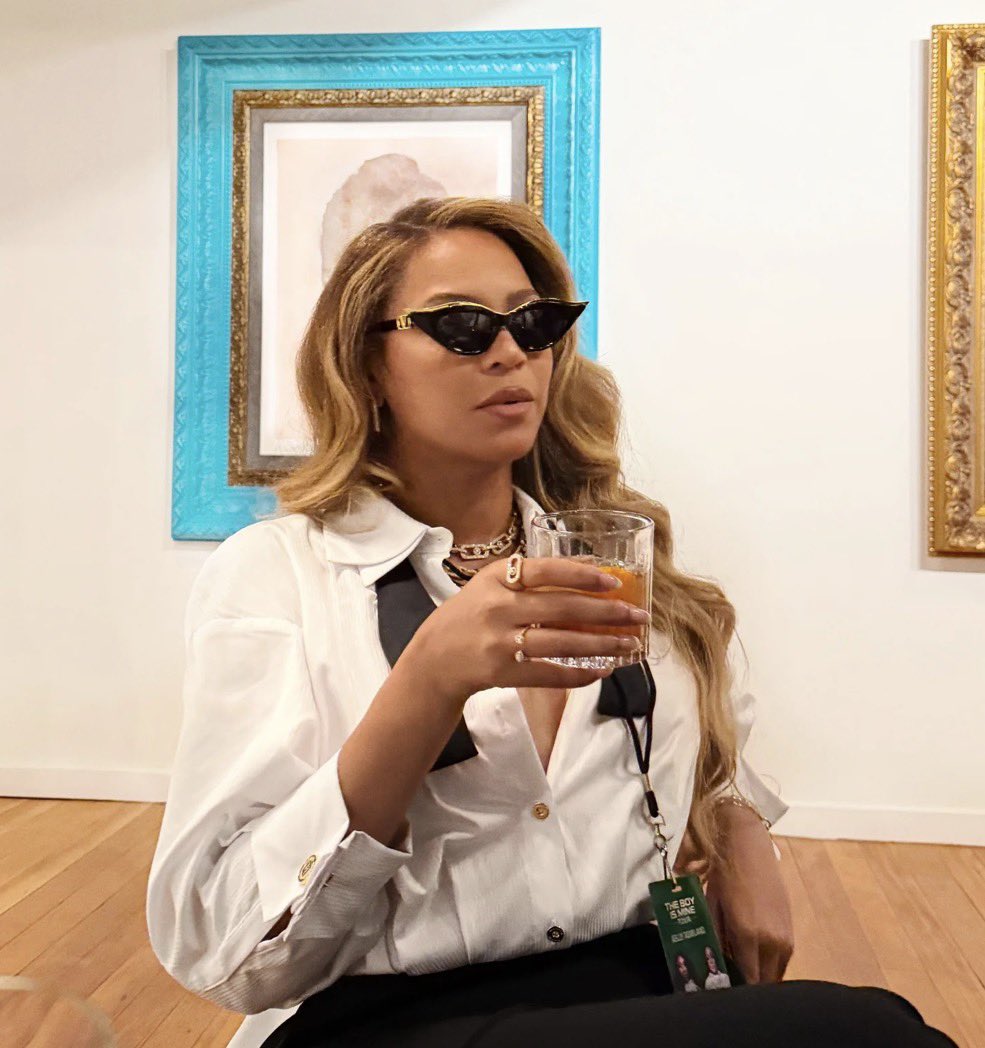 MYBEDAZZLEDCANE's tweet image. I love her so much!!