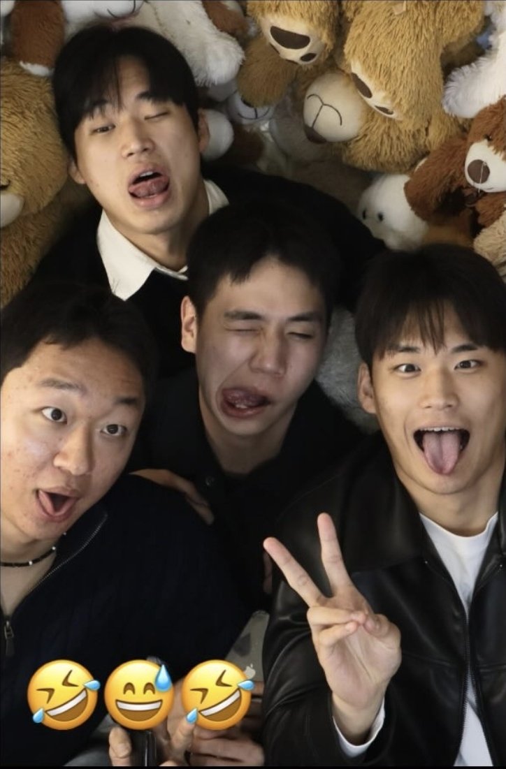 쥉 tweet media