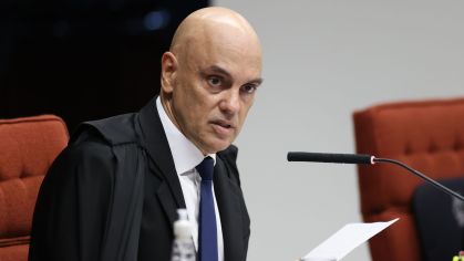 🇧🇷 "Não há limites da organização criminosa na tentativa de causar caos social e conflitos no país, em total desrespeito à democracia", disse Alexandre de Moraes ao decretar a prisão preventiva de Jair Bolsonaro, hoje!