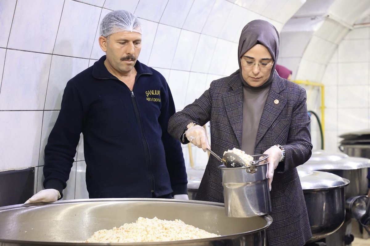 CYAZMAC's tweet image. Şanlıurfa Aşevi Derneği&apos;ni ziyaret ederek Dernek Başkanı Ali Topal&apos;dan faaliyetlerle ilgili bilgi aldık. Aşevinde vatandaşlarımızın talep ve önerilerini dinledik. 

İhtiyaç sahibi vatandaşlarımızın günlük yemek ihtiyacını karşılayan aşevi, toplumsal dayanışmayı güçlendiriyor.…