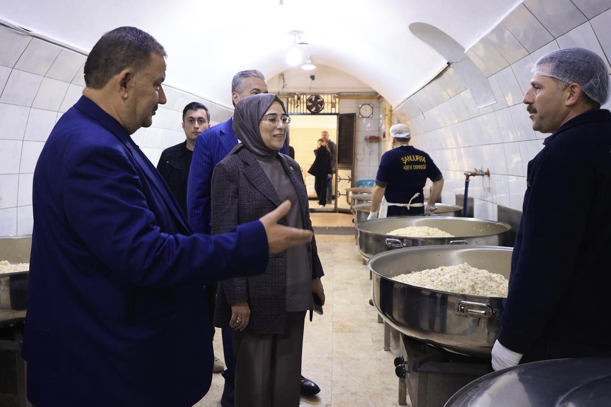 CYAZMAC's tweet image. Şanlıurfa Aşevi Derneği&apos;ni ziyaret ederek Dernek Başkanı Ali Topal&apos;dan faaliyetlerle ilgili bilgi aldık. Aşevinde vatandaşlarımızın talep ve önerilerini dinledik. 

İhtiyaç sahibi vatandaşlarımızın günlük yemek ihtiyacını karşılayan aşevi, toplumsal dayanışmayı güçlendiriyor.…