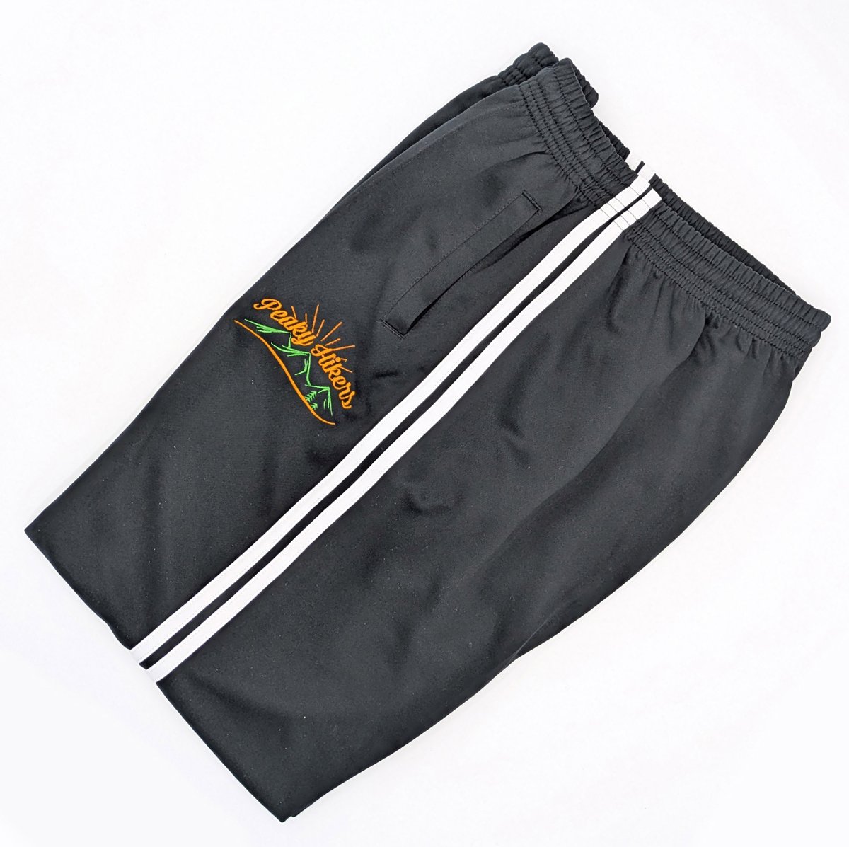 「Qwerticの日」は【11/26 0:00 ～ 11/28 23:59】の3日間です。
ピキハイのマネージャさん（下図 A, B）のようにジャージを着たい方は、この機会にぜひ！
<a href="/meiro_channel/">メイロー@Vtuber 動画勢で群馬と演劇</a> <a href="/alpina_channel/">アルピナ🌾新米Vtuber</a> 

コラボ商品も含めて全品20%オフです！
（弊ストア、ピキハイさんストア共に）
qwertic.booth.pm/item_lists/r27…