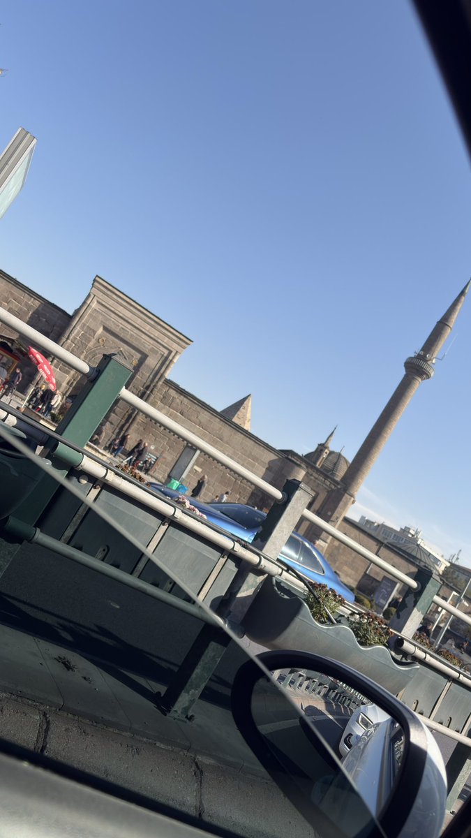 Kendimi attım yollara. En iyi terapi araba sürmektir.

#cumartesi