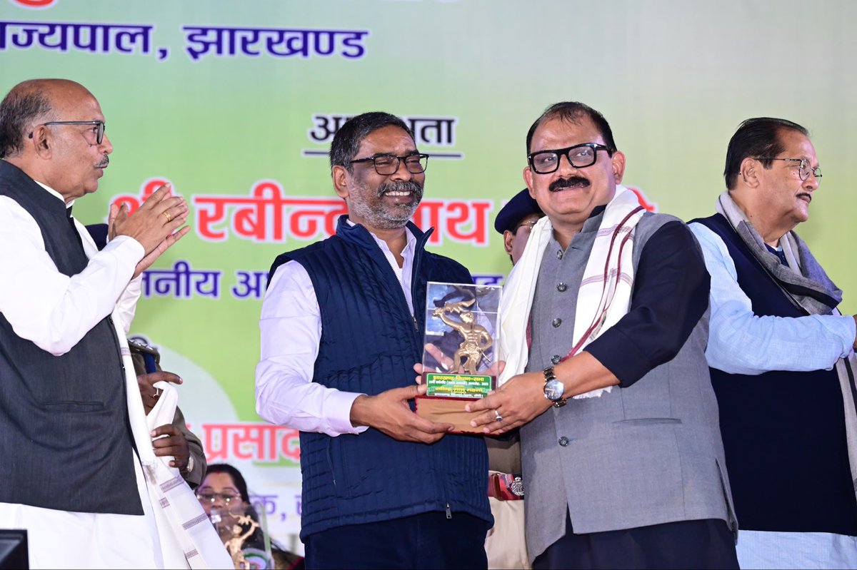 MithileshJMM's tweet photo. आज झारखंड विधान सभा की स्थापना के रजत पर्व पर माननीय मुख्यमंत्री श्री @HemantSorenJMM जी एवं माननीय विधान सभा अध्यक्ष श्री @Rabindranathji जी के हाथों सम्मानित किया गया।

झारखंड विधानसभा राज्य का एक ऐसा मंदिर है जहाँ से हर दबे कुचले असहाय व्यक्ति की आशाएँ जुड़ी हैं।माननीय मुख्यमंत्री श्री हेमंत सोरेन जी के नेतृत्व में अपनी विधानसभा एवं इसके सभी सम्मानित सदस्यगण उन सभी आशाओं को पूरा करेंगे..यह विश्वास है।