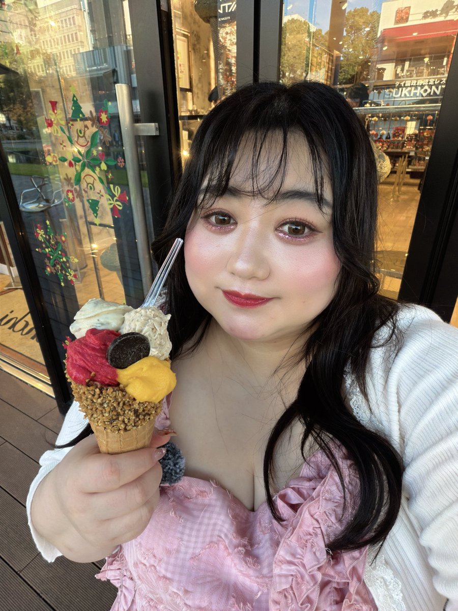 えみページです。 撮影で名古屋来るの数回目ですが、初めて新幹線の改札付近で芸能人に