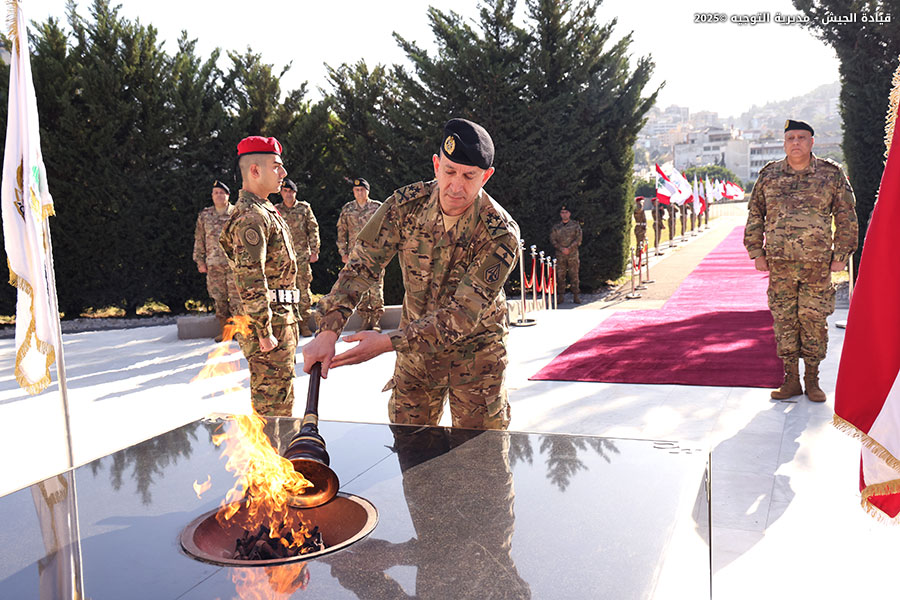 LebarmyOfficial's tweet image. بمناسبة الذكرى الثانية والثمانين للاستقلال، وضع قائد الجيش العماد رودولف هيكل إكليلًا من الزهر على نصب شهداء الجيش في وزارة الدفاع الوطني، تكريمًا لأرواحهم الطاهرة، وتقديرًا لتضحياتهم الكبيرة في الحفاظ على وحدة لبنان وسيادته واستقلاله.
#عيد_الاستقلال #الجيش_اللبناني #LebaneseArmy…