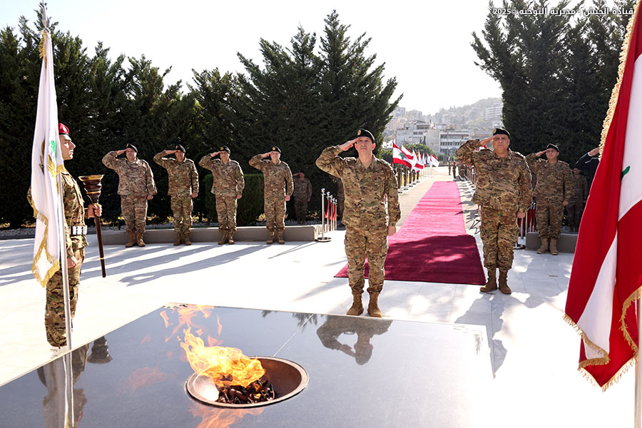 LebarmyOfficial's tweet image. بمناسبة الذكرى الثانية والثمانين للاستقلال، وضع قائد الجيش العماد رودولف هيكل إكليلًا من الزهر على نصب شهداء الجيش في وزارة الدفاع الوطني، تكريمًا لأرواحهم الطاهرة، وتقديرًا لتضحياتهم الكبيرة في الحفاظ على وحدة لبنان وسيادته واستقلاله.
#عيد_الاستقلال #الجيش_اللبناني #LebaneseArmy…