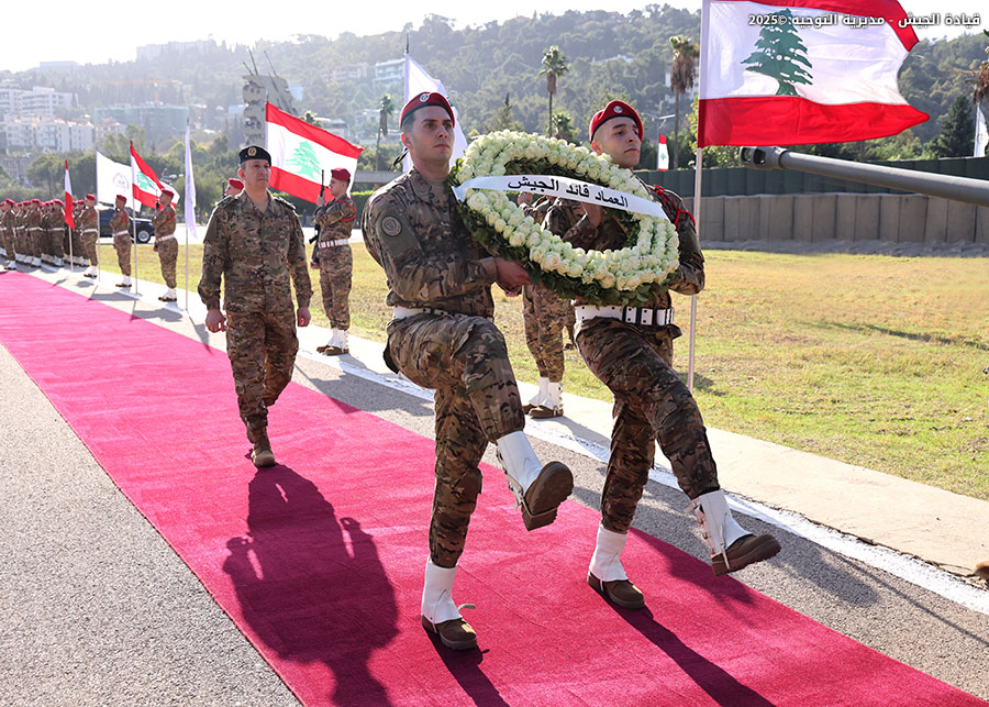 LebarmyOfficial's tweet image. بمناسبة الذكرى الثانية والثمانين للاستقلال، وضع قائد الجيش العماد رودولف هيكل إكليلًا من الزهر على نصب شهداء الجيش في وزارة الدفاع الوطني، تكريمًا لأرواحهم الطاهرة، وتقديرًا لتضحياتهم الكبيرة في الحفاظ على وحدة لبنان وسيادته واستقلاله.
#عيد_الاستقلال #الجيش_اللبناني #LebaneseArmy…