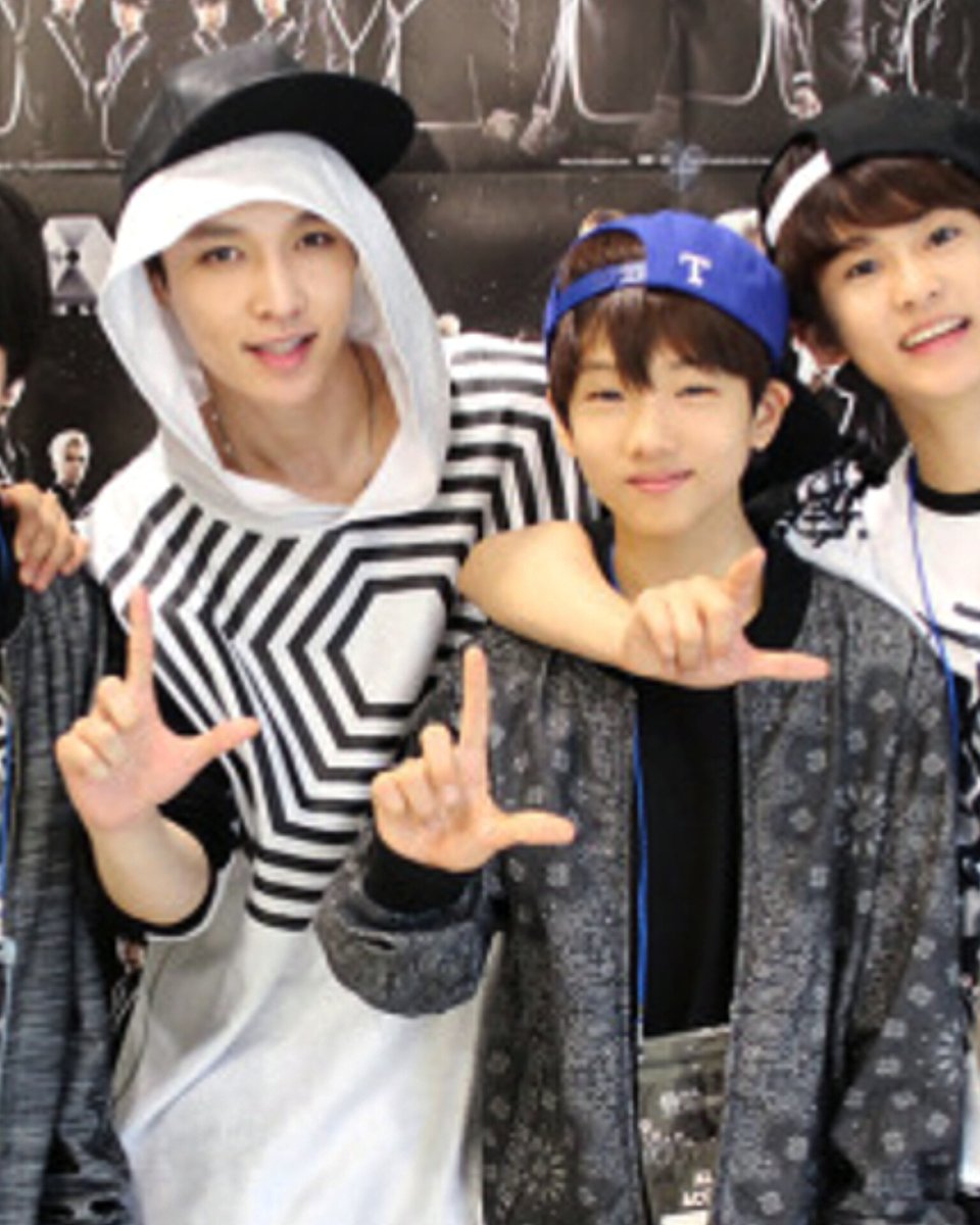 jisunqpawrk's tweet image. jisung with exo lay hyung 11 years apart😭