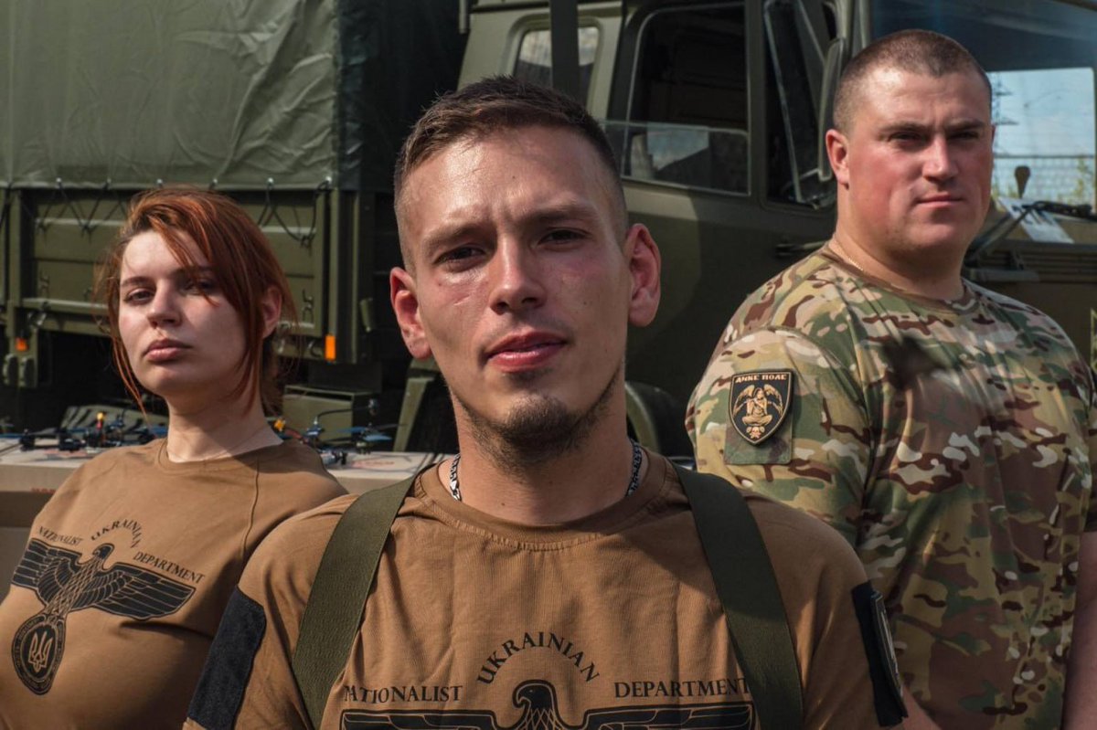 davinci_army's tweet image. Ти запалюєшся ідеями і запалюєш всіх навколо себе.

Та відданість, з якою ти присвячуєш себе справі, дає розуміння що українське військо належить молодим, повним ідей та енергії – людям.

Ти вмієш налаштовувати стабільну роботу, до чого б не доторкнувся.
Сміливо відкриваєш двері,…