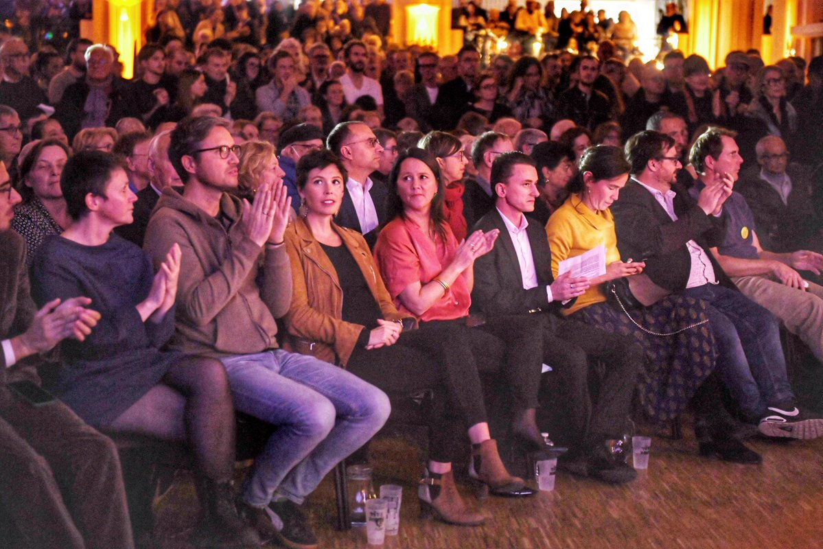 Une salle comble pour le lancement de campagne de #LaGaucheUniePourNantes avec <a href="/JRolland_Nantes/">Johanna Rolland</a>. De nombreux·ses Nantais·es rassemblé·es autour d’un projet mettant la justice sociale, l’écologie et l’émancipation au cœur des priorités ✊💜