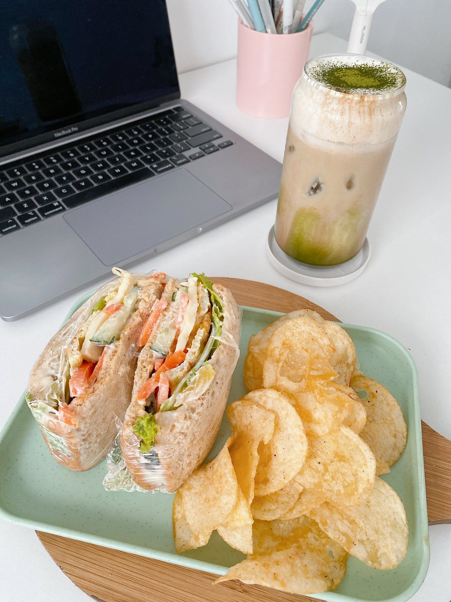 manchiloo's tweet image. Snack was snacking. Drink was drinking therefore life is lifing. I’ve watched the Miraculous Tokyo Special with this btw 🗼✨