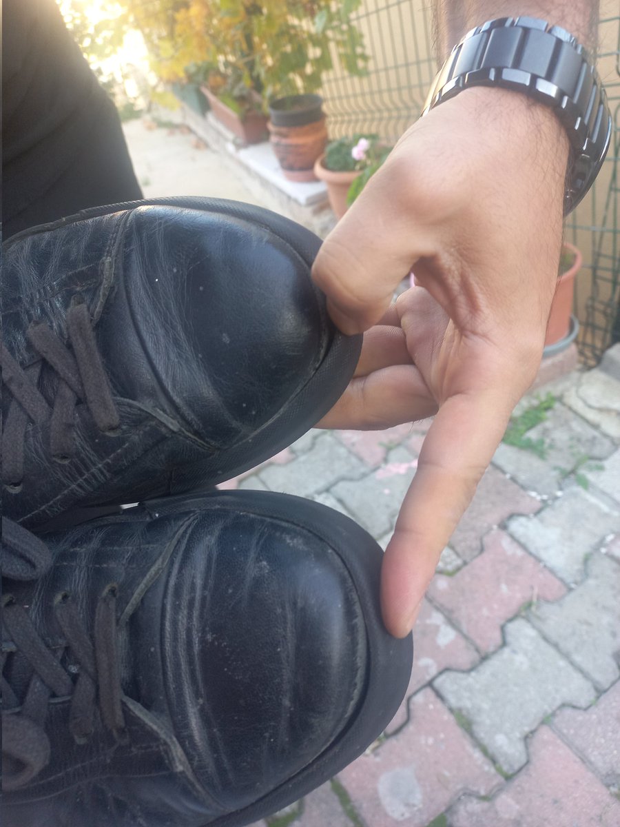 Bu ayakkabiya red geldi. Eminim ki kontrol bile edmedi. Bagciklari bile cozulmemis. Ayakkabi yururken ses yapiyor ama uretim hatasi degil diyor. <a href="/divareseglobal/">Divarese</a> <a href="/SikayetvarCom/">Şikayetvar</a> adresinde onlarca ayni sikayet var. Ne bir cozum ne bir destek. Klasik ulkesimiz. Satana kadar hersey