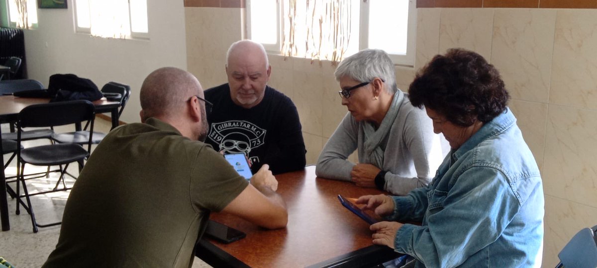 En Cádiz, junto a <a href="/ALBOR_Cadiz/">ALBOR</a> y <a href="/FACCpsordas/">FACCpsordas</a> , realizamos una acción puntual de un minitaller sobre cómo usar las aplicaciones del móvil que confirmó la necesidad de reforzar estas formaciones para evitar la exclusión digital.

#InclusiónDigital #Accesibilidad #LSE #Cádiz