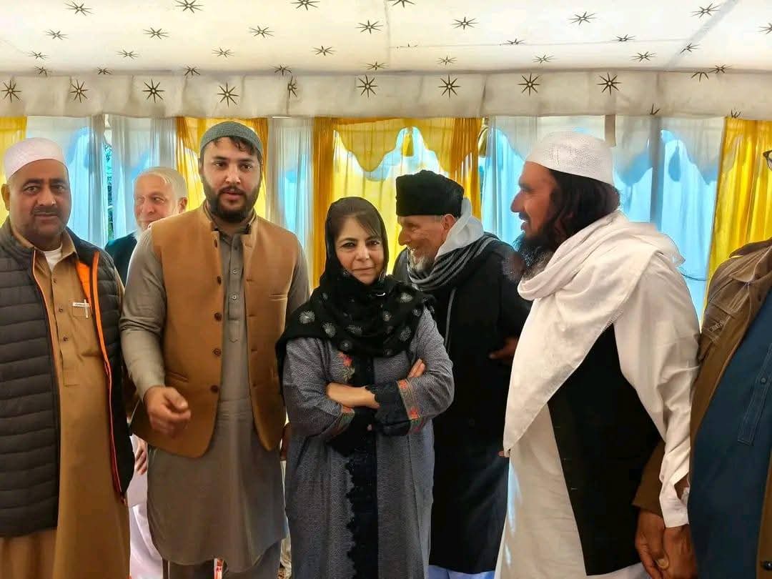 GulistanNewsTV's tweet image. PDP President Mehbooba Mufti visited Harini Mendhar to offer her condolences to party leaders Waseem Ahmed Khan and Advocate Nadeem Rafiq Hussain Khan on the passing of their mother, the wife of former Minister and MLA Mendhar Late Sardar Rafiq Hussain Khan.
@jkpdp @MehboobaMufti…