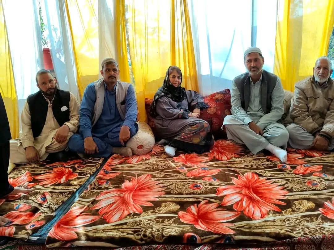 GulistanNewsTV's tweet image. PDP President Mehbooba Mufti visited Harini Mendhar to offer her condolences to party leaders Waseem Ahmed Khan and Advocate Nadeem Rafiq Hussain Khan on the passing of their mother, the wife of former Minister and MLA Mendhar Late Sardar Rafiq Hussain Khan.
@jkpdp @MehboobaMufti…