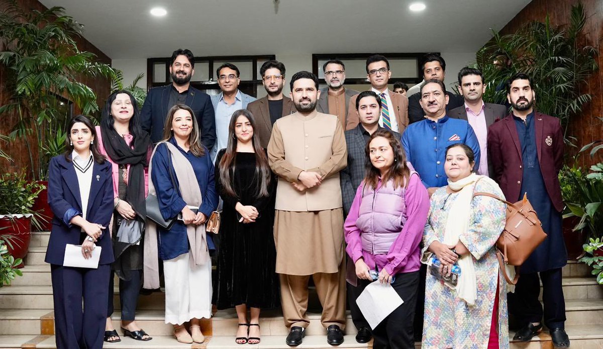 ان سب کو ہم بھی آفیشل لفافے کہہ سکتے ہیں ؟