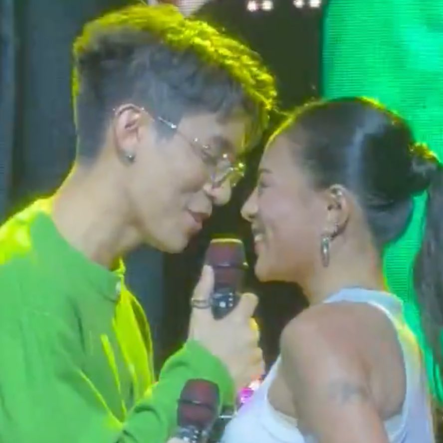 miksxela's tweet image. the way he looks at her lips :,)

MIKBRENT ALWAYS PANALO