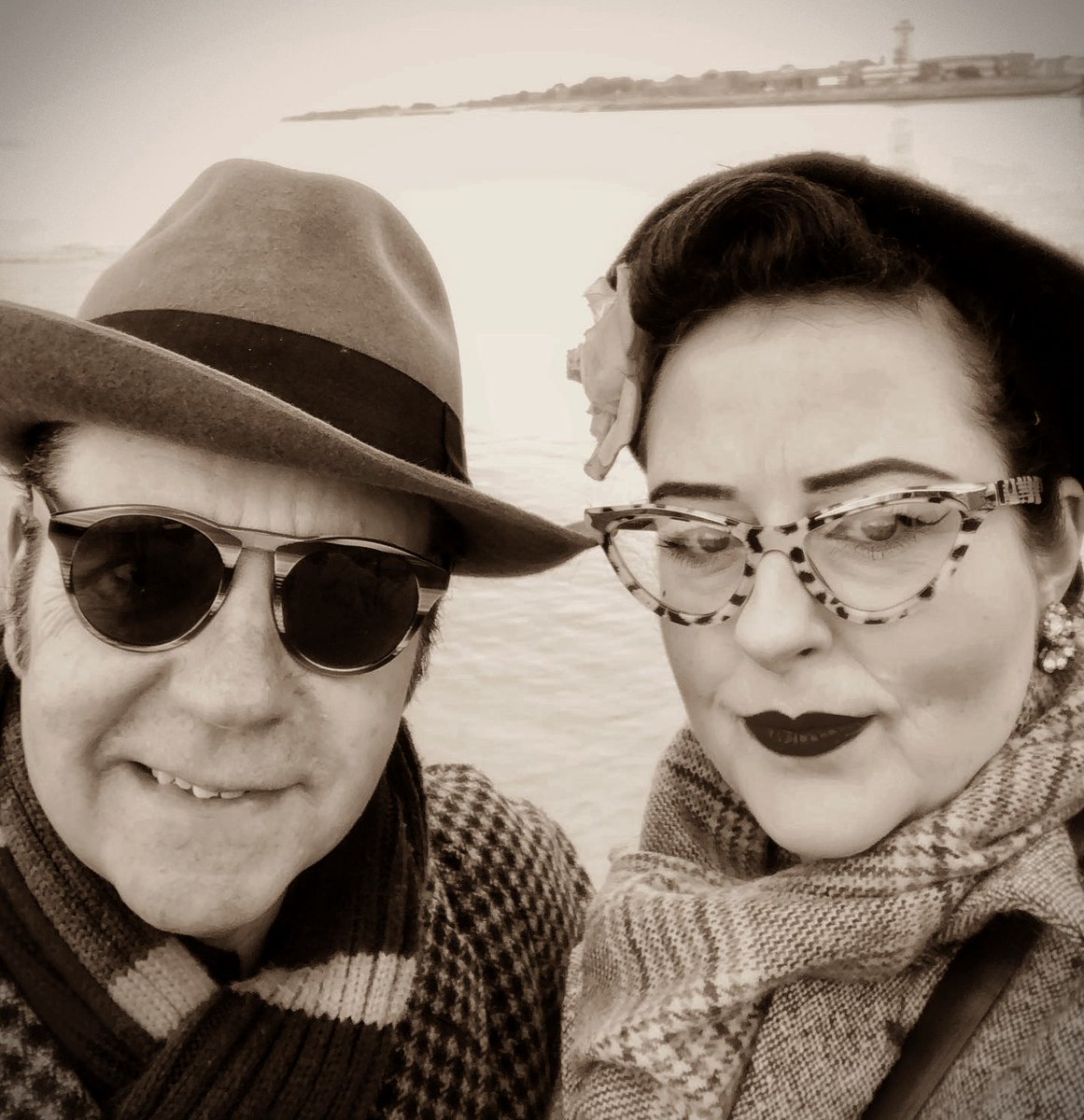 Whatadapperchap's tweet image. It&apos;s a hats &amp;amp; scarves kinda day.  We&apos;re off to the shops to do some retail therapy. We&apos;re planning to fill our trollies high with things we neither want nor need: something which Dolly excels at, but don&apos;t tell her I said...