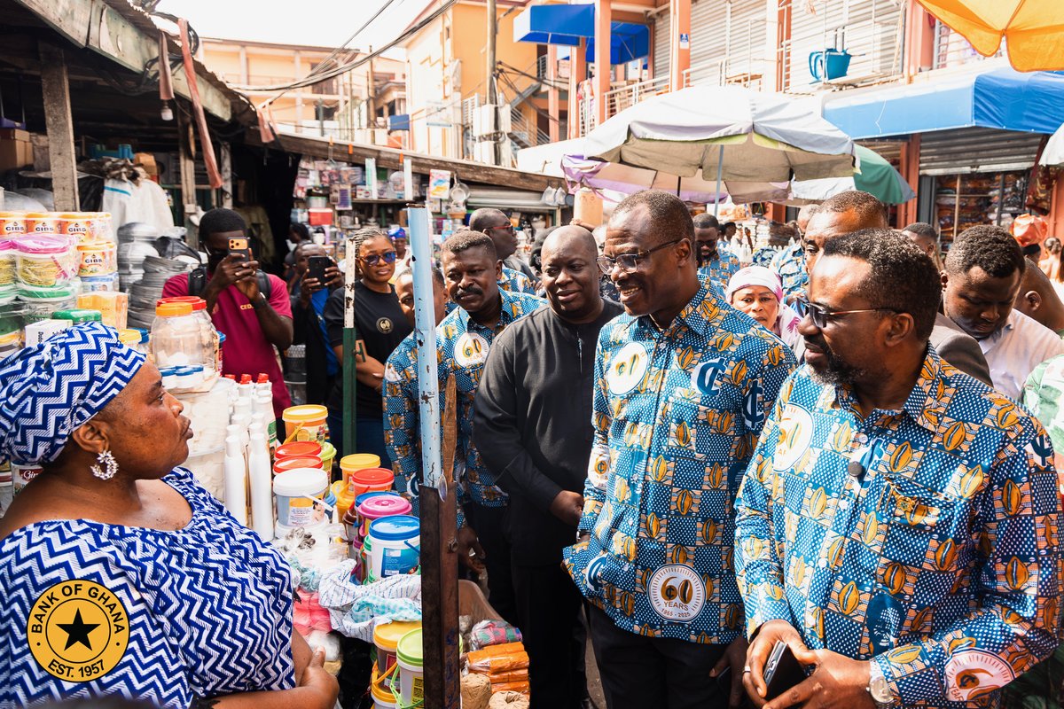 DrJPAsiama's tweet image. A currency is more than paper; it carries the pride, discipline, and spirit of a people.

Yesterday, I visited Makola Market with the staff of @thebankofghana to meet our traders, the everyday champions of Ghana’s economy, and to share a simple but vital message: let’s show…