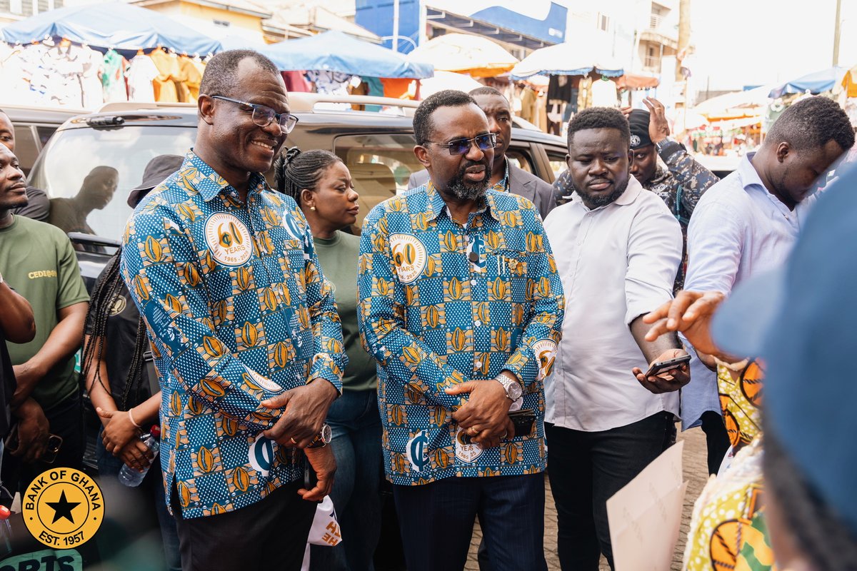 DrJPAsiama's tweet image. A currency is more than paper; it carries the pride, discipline, and spirit of a people.

Yesterday, I visited Makola Market with the staff of @thebankofghana to meet our traders, the everyday champions of Ghana’s economy, and to share a simple but vital message: let’s show…