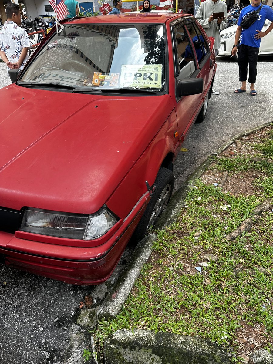 ainasfya_'s tweet photo. And we never saw that car before dekat area rumah. So we’re not familiar. Here is the car yang melanggar and the current condition of my dad’s car (Proton Saga, merah). https://t.co/RKPZaC21el