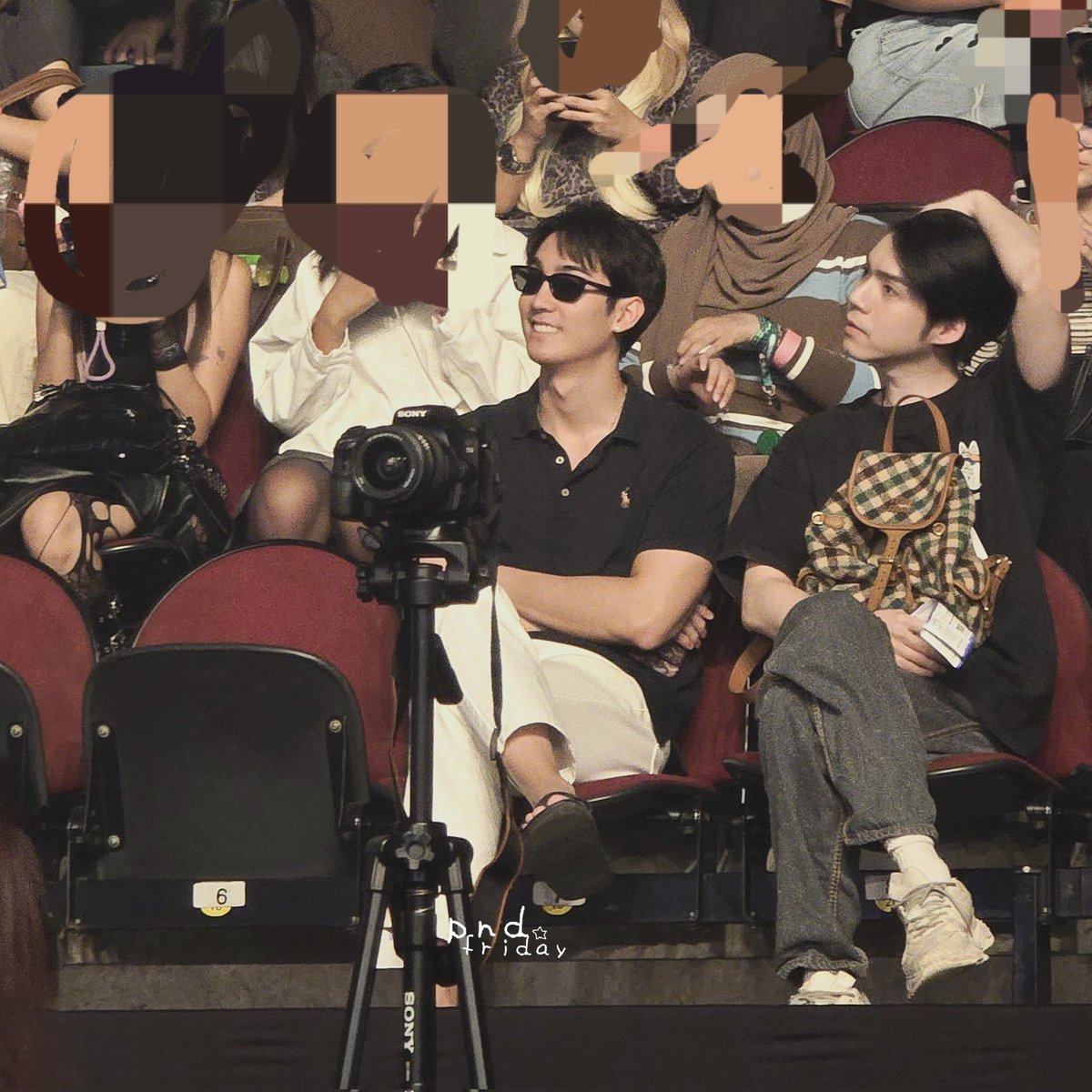 bbunnyffyx's tweet image. ใส่แว่นดำดูคอนเสิร์ตสไตล์ฟอสสึ ชอบความไม่เหมือนใครนี้5555555
#fforce_