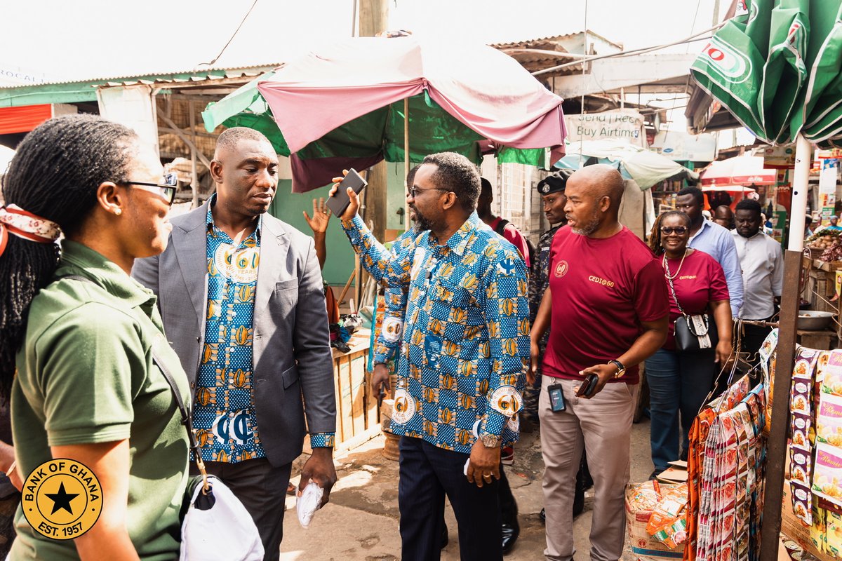 DrJPAsiama's tweet image. A currency is more than paper; it carries the pride, discipline, and spirit of a people.

Yesterday, I visited Makola Market with the staff of @thebankofghana to meet our traders, the everyday champions of Ghana’s economy, and to share a simple but vital message: let’s show…