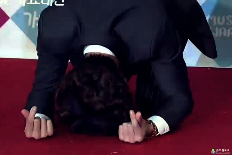 백라이트가 벌써 2주년이 되었다니... 믿기지가않네요.. 🥹 이벤트도 열어주시고.. 축하해주셔서 정말 감사합니다...감동이에요 진짜루.. 짱..대박.. 지존..완전 진짜.. 2주년 낙서하고 협력 일러도안은 일 마무리하고 천천히 올리도록 하겠습니다. 쬠만 기다려주시길 바랄게요. 항상 감사하고