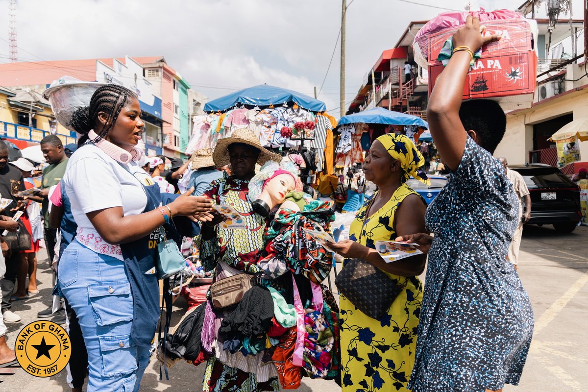 DrJPAsiama's tweet image. A currency is more than paper; it carries the pride, discipline, and spirit of a people.

Yesterday, I visited Makola Market with the staff of @thebankofghana to meet our traders, the everyday champions of Ghana’s economy, and to share a simple but vital message: let’s show…