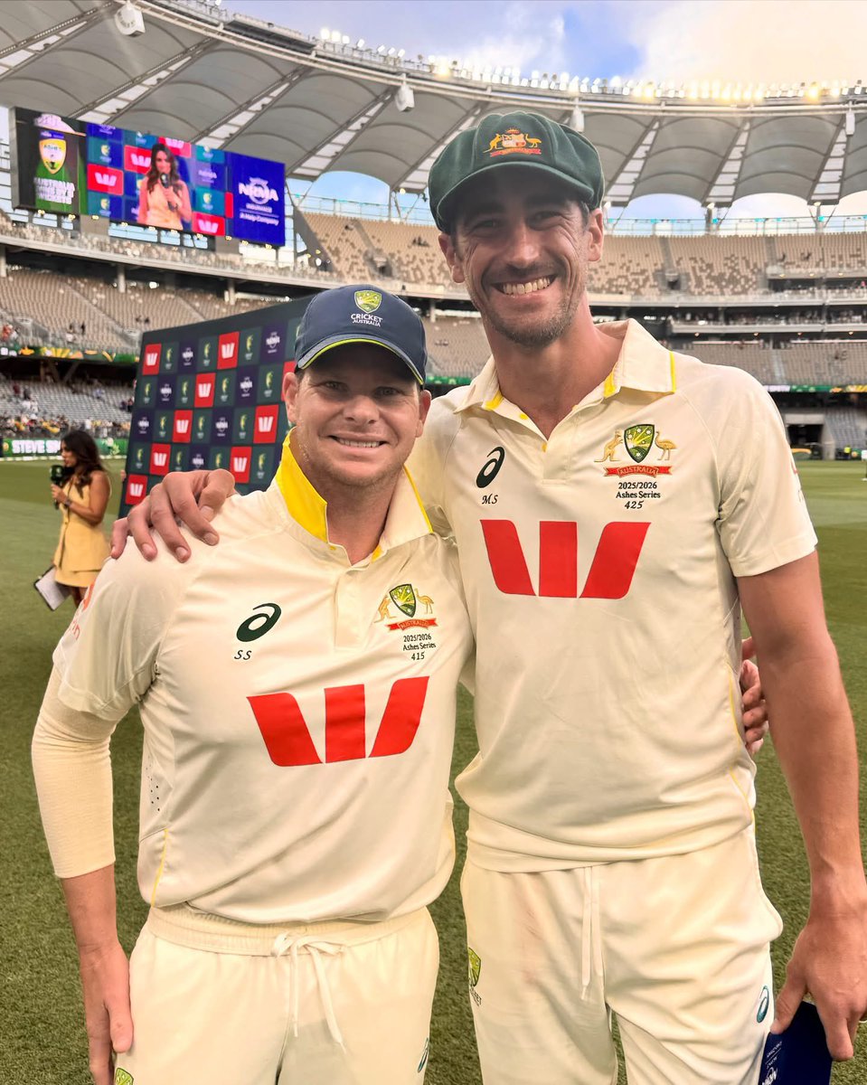AussiesArmy's tweet image. A couple of blokes who know a thing or two about winning an #Ashes Test 🙌