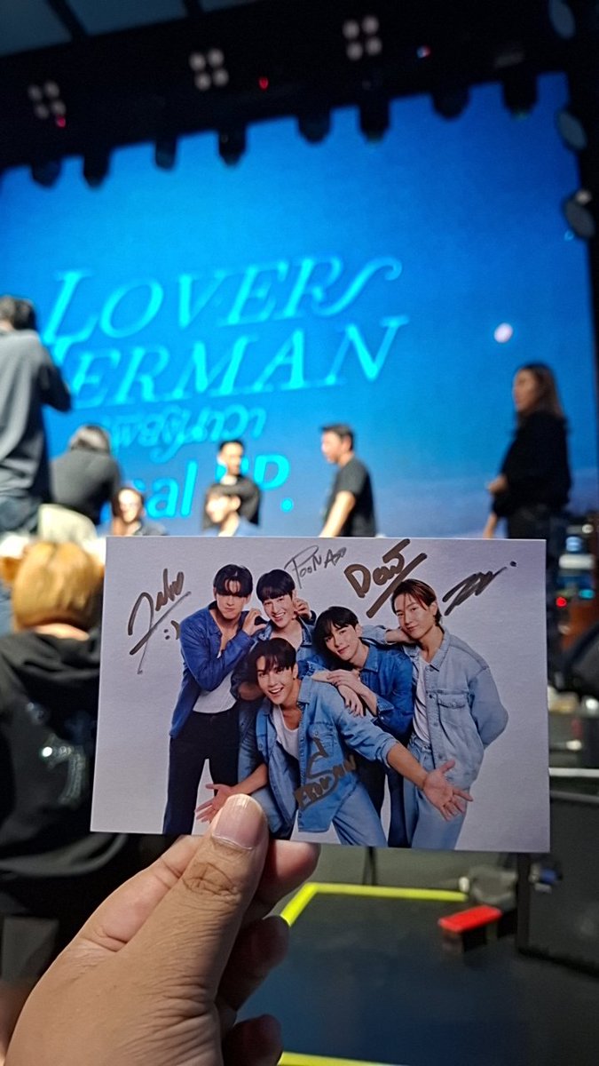 NB199108's tweet photo. กว่าจะไซน์เสร็จพี่ดาราชาวคุยไม่หยุดไม่กล้ามองหน้าลูกเลยกลัวจะร้องไห้ เก่งมากๆเลยแค่นี้ก็เก่งมากแล้ว เดินทางด้วยกันมาตั้งแต่อีพีแรกจนตอนนี้อีพีสุดท้ายแล้วอยากบอกว่าจะเป็นกำลังใจให้เสมอน๊าหันมาเมื่อไหร่ก็จะเจอมามี้เสมอ💙🌻🧜‍♂️ #เพียงนาวา #lovermerman #sun_feros #poonAkk_s #sunpoon https://t.co/QVK2vFRej6