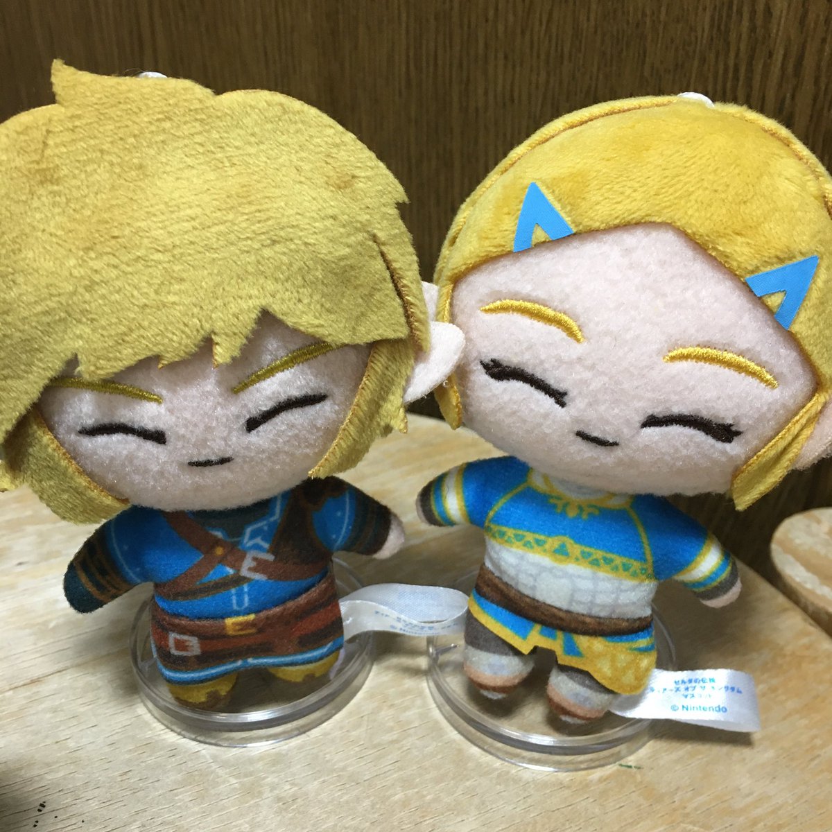 ぶかぶかなのも分かってたんですがどーしてもこの青いケース欲しくて買っちゃいました!スタンドはセリアで２つセット110円(tax in)です! リンゼルちゃんぬいもちゃんと立ちましたよ〜☺️