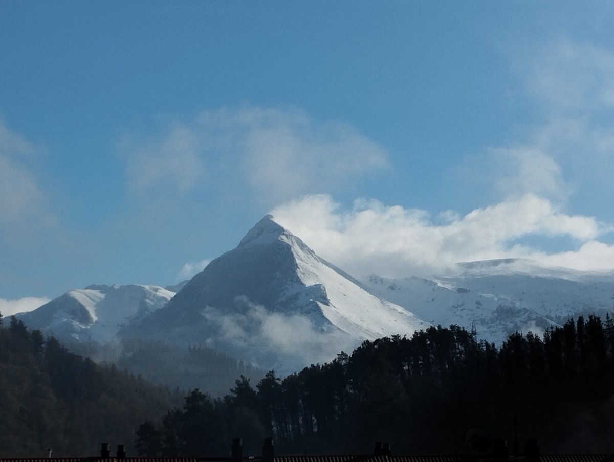 apberra's tweet image. El invierno se ha adelantado desde la ventana de casa.