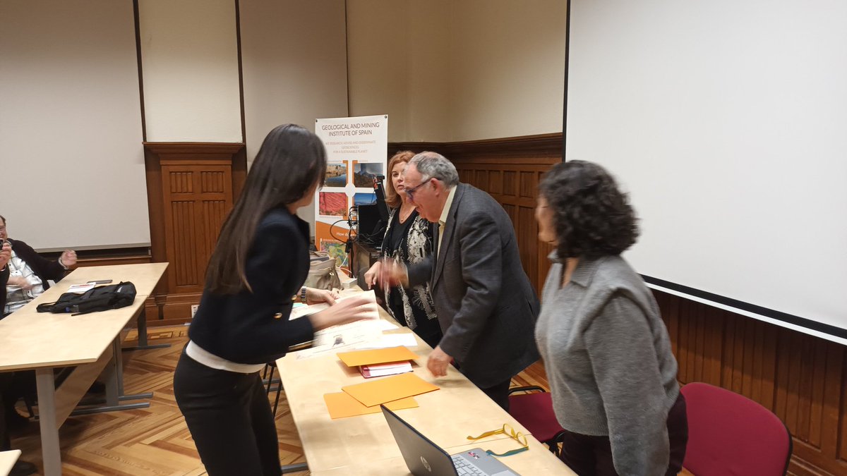 Ayer tarde, en la Asamblea de la SEHCYT, entregamos los premios a los jóvenes investigadores de Historia de las Ciencias y de las Técnicas. Enhorabuena. Charo Alcalde, Luis Coromina y Esteban del Pozo <a href="/todos/">todos</a> <a href="/destacar/">ISABEL FERNANDEZ AR</a>