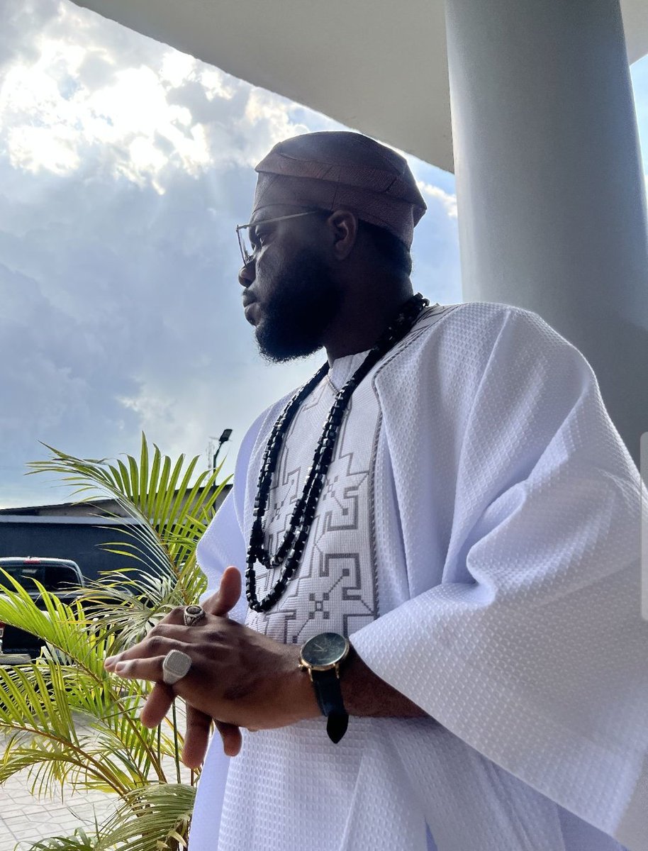 Wizarab10's tweet image. Here to celebrate with my childhood friend @Mr_kunlecole as he begins his family life.

Happy Married Life, Bro 🍷