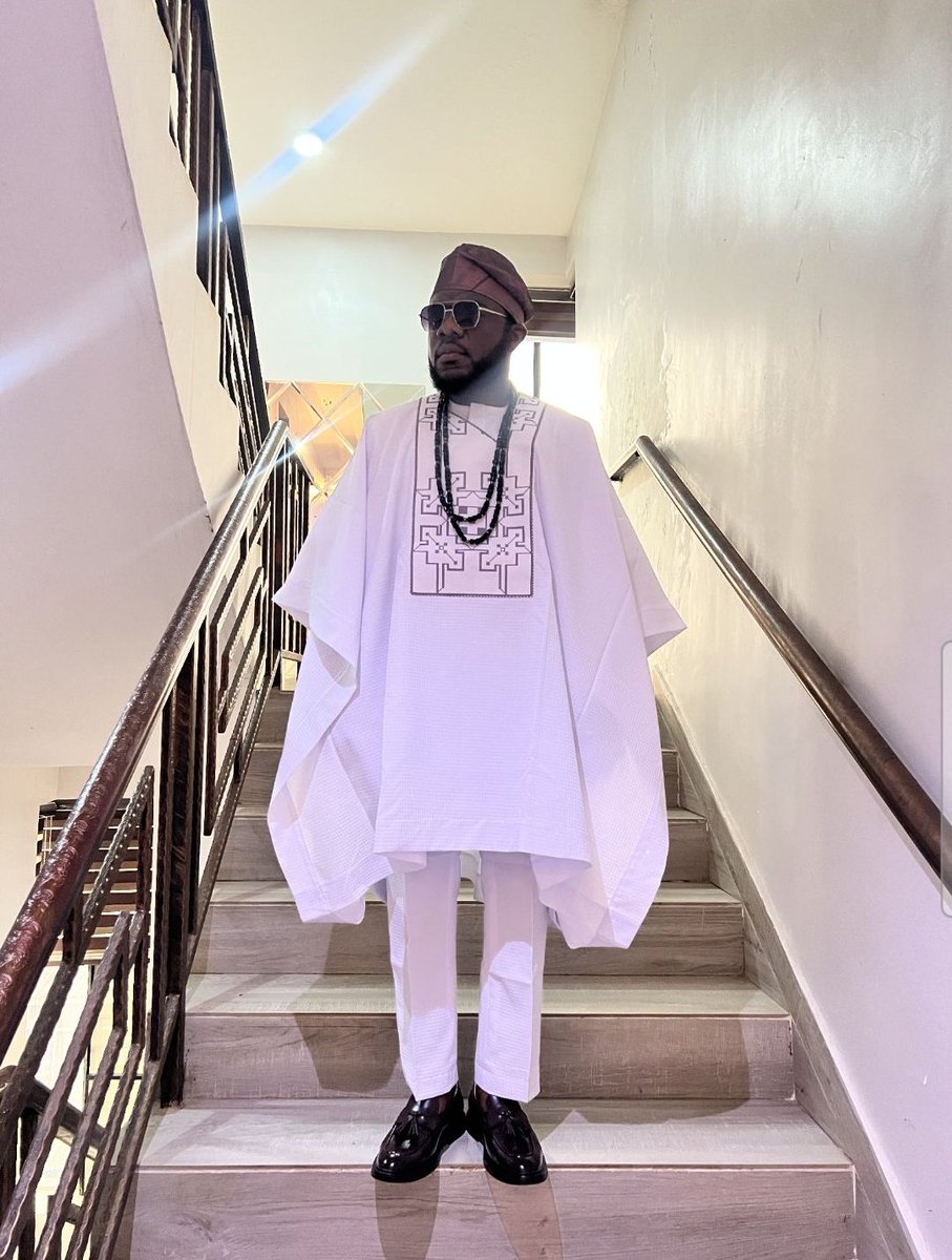 Wizarab10's tweet image. Here to celebrate with my childhood friend @Mr_kunlecole as he begins his family life.

Happy Married Life, Bro 🍷