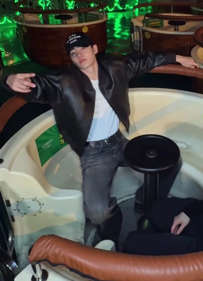 hoon_iceprince's tweet image. ?!????????????????????????????????I&apos;M SORRY WHAT.?!?!????????!???????!???????!!??!???? YOU&apos;RE KIDDING ME H