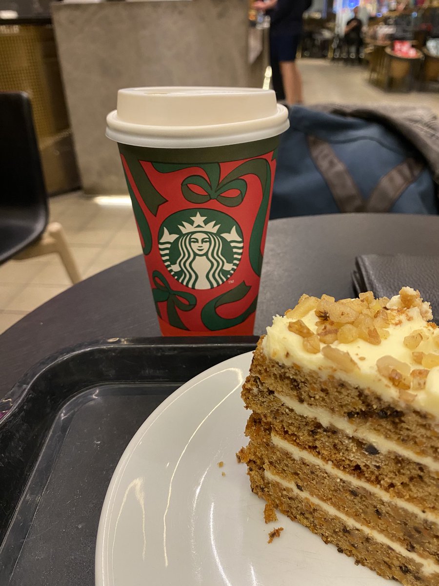 #kanyon #levent #istanbul #starbucks #coffee #rotasızzamanlar #cumartesi #saturday #kahve #gezgin #kasım #november #happyhour
📍Starbucks, Kanyon - Levent