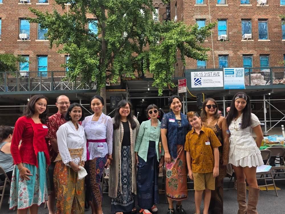 Ngajakin warlok liwetan dan ngrasain aneka lauk dan jajan pasar Indonesia.