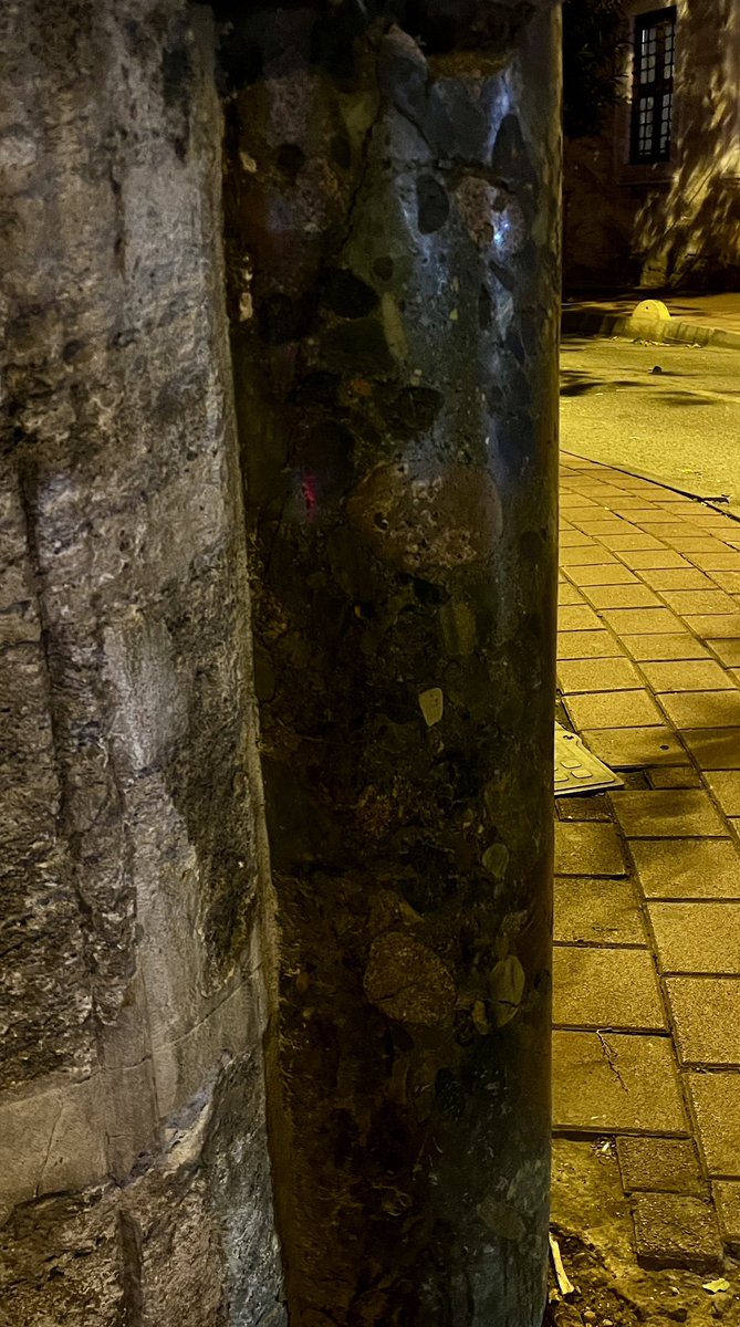 Mimar Sinan’ın Suriçinden ölçüm yaptırarak bulduğu (tespit ettiği) İstanbul’un orta noktası 😉 Mavi granit taşı İLGİNÇTİR halen yerinde😳Şehrin talanında allahtan kimse el sürmemiş.