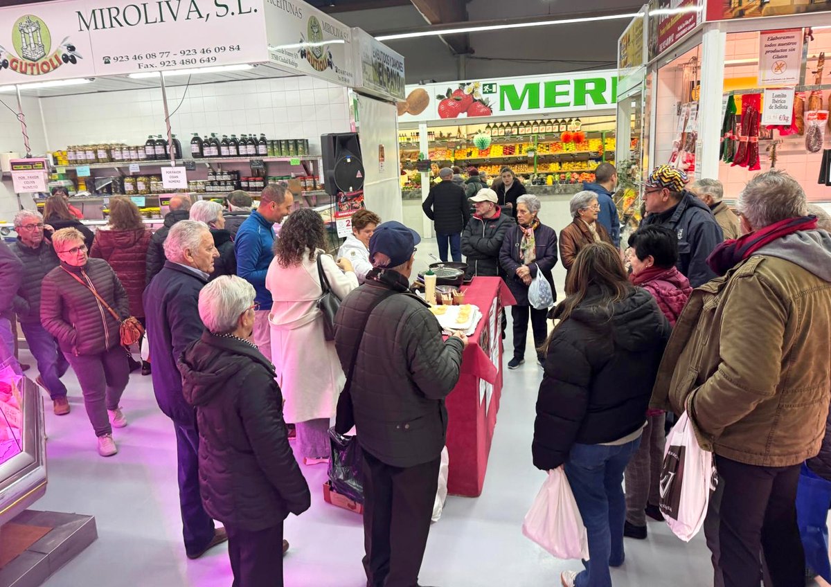 AescoComercio's tweet image. 👩‍🍳 Hoy dinamizamos el Mercado Municipal de Ciudad Rodrigo con un #showcooking de productos locales junto a @camsalamanca y @CES_Salamanca.

🛒 Apoyando al #comercio local y resaltando el trabajo de nuestros comerciantes.

🔗 Más info en web: aesco.es/camara-aesco-y…

@FondosUE_Esp