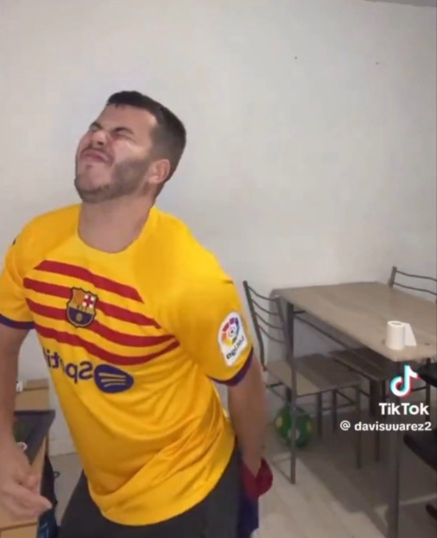El primer gol del Barça en el regreso al Camp Nou ha sido manchado por la retransmisión de La Liga al enfocar al madridista que se hace pasar por culé David Suarez (se hizo famoso por limpiarse el qlo con la camiseta blaugrana). 🐁

El repugnante Tiktoker es constantemente