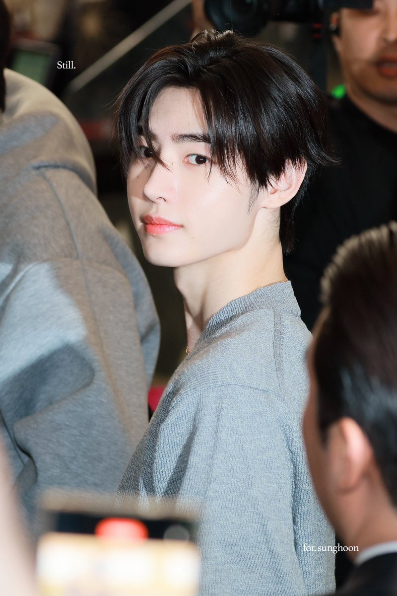 hoonikiz's tweet image. q. If you had to pick a legendary pic/moment of the members? 

jungwon and jay to sunghoon 🤍

🐈‍⬛ i’m talking about when he came to the airport wearing a suit 
🐈 for me, that time when sunghoon hyung was at the airport .. when he went to Tiffany and he wore that gray knit. every…