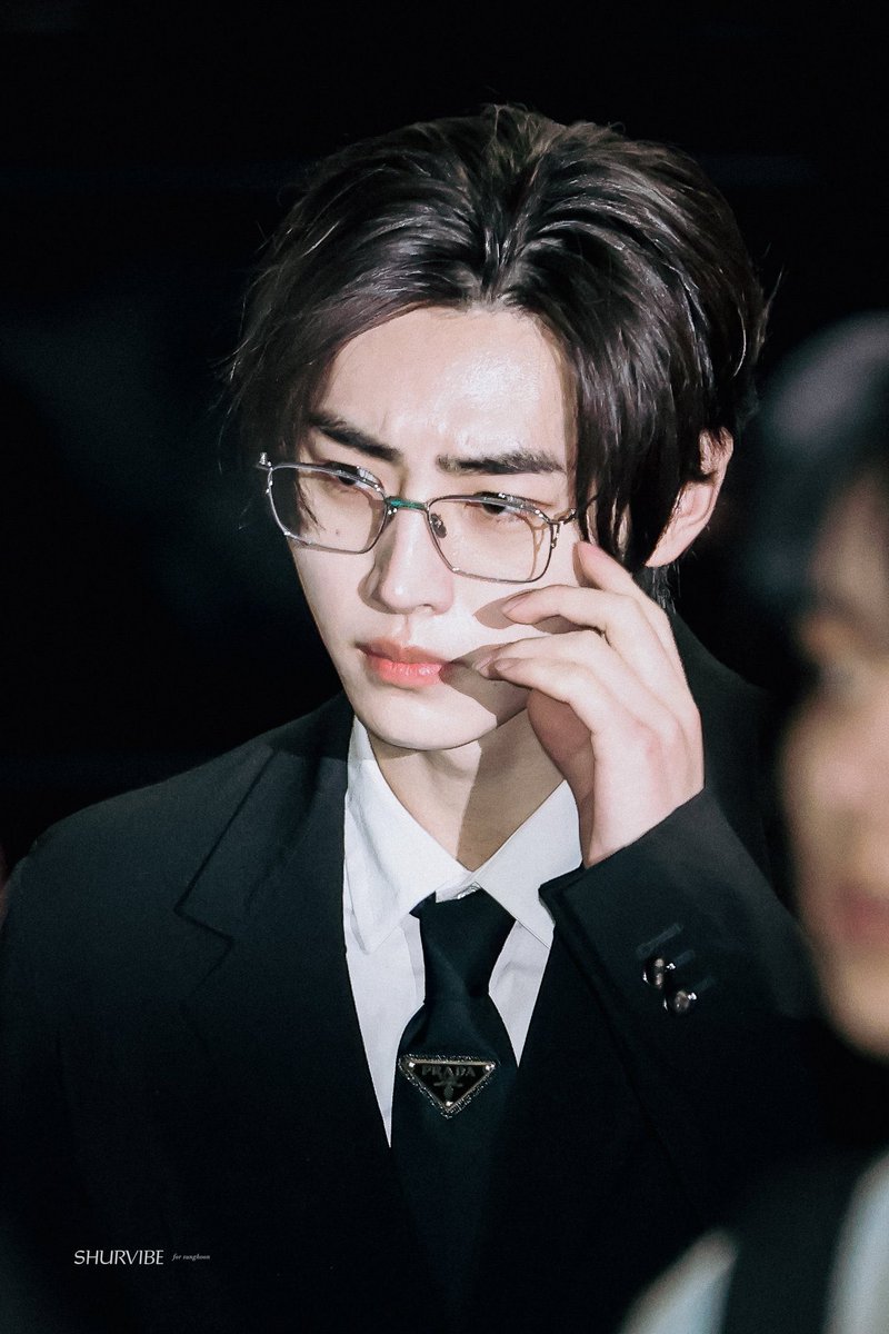 hoonikiz's tweet image. q. If you had to pick a legendary pic/moment of the members? 

jungwon and jay to sunghoon 🤍

🐈‍⬛ i’m talking about when he came to the airport wearing a suit 
🐈 for me, that time when sunghoon hyung was at the airport .. when he went to Tiffany and he wore that gray knit. every…