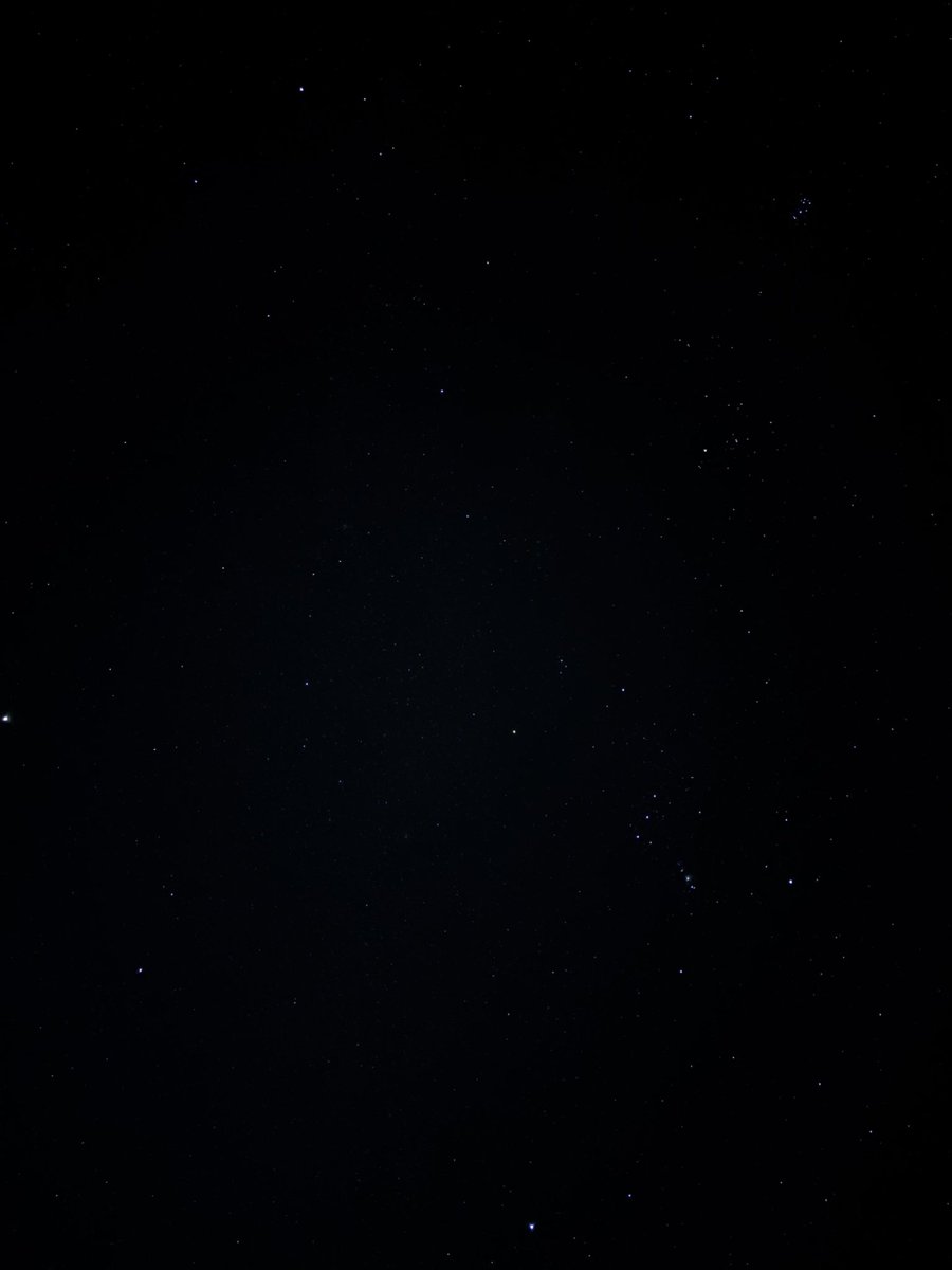 dsuke_project's tweet photo. さっきまで頑張ってiPhoneでアンドロメダ銀河撮ろうと頑張ってこれが限界！
今まで手持ちだったけど今回三脚使ったから捗りましたわ https://t.co/gISaMqZMWd